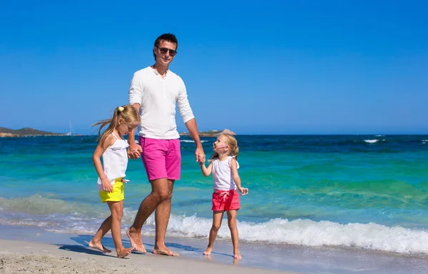 Young father and little girls have fun during tropical vacation — Stock Photo, Image