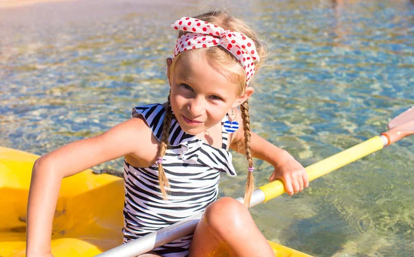 Pequeña chica linda valiente kayak en el mar azul claro — Foto de Stock