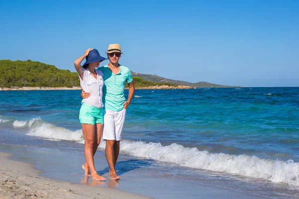 Romantyczna para na tropikalnej plaży podczas letnich wakacji — Zdjęcie stockowe