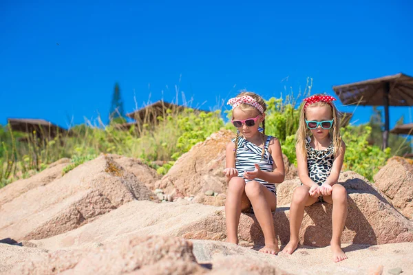 Αξιολάτρευτο χαριτωμένα κορίτσια να διασκεδάσουν σε με άσπρη άμμο κατά τη διάρκεια διακοπών — Φωτογραφία Αρχείου