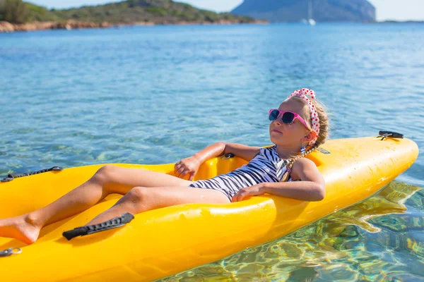 Pequeña hermosa linda chica disfrutar de kayak en el mar azul claro —  Fotos de Stock