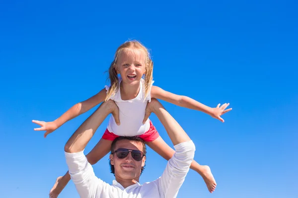 Far och dotter ha kul under tropisk strandsemester — Stockfoto