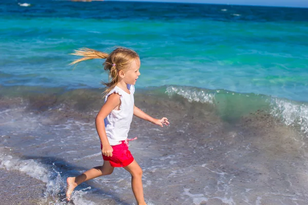 Adorable niña jugando en la playa blanca durante las vacaciones tropicales — Foto de Stock