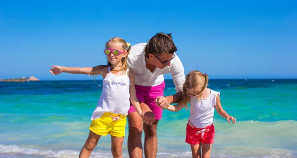 Jonge vader en kleine meisjes veel plezier samen tijdens tropische vakantie — Stockfoto