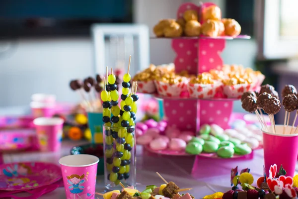 Früchte, weiße Schokoladenkuchen und Popcorn auf süßem Kindertisch bei Geburtstagsparty — Stockfoto