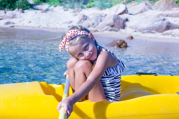 Pequeña hermosa chica linda kayak en el mar azul claro —  Fotos de Stock