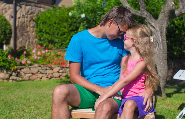 Padre e hija pequeña en vacaciones tropicales divertirse al aire libre — Foto de Stock