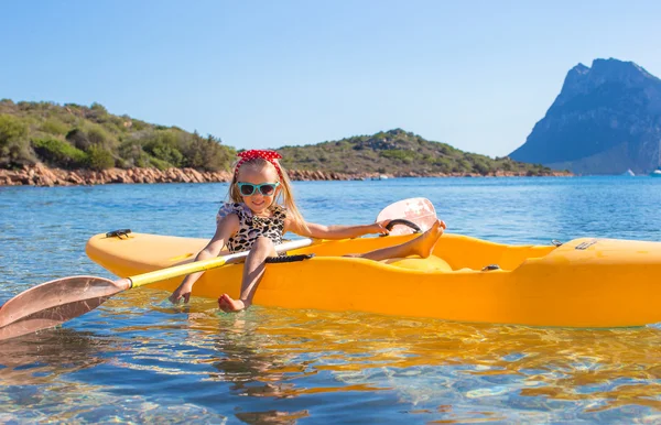 Pequeña chica linda feliz kayak en el mar azul claro —  Fotos de Stock