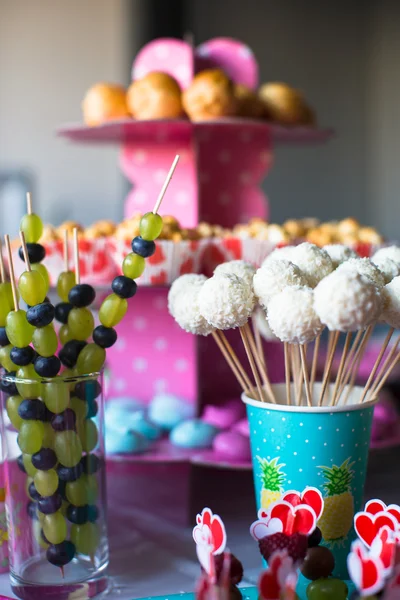 Canape of fruit, white chocolate cake pops and popcorn on sweet childrens table at birthday party — Stock Photo, Image