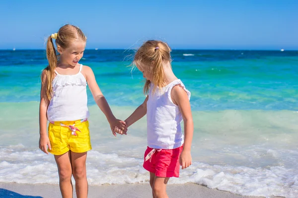 Adorable cute girls have fun on white beach during vacation — Stock Photo, Image