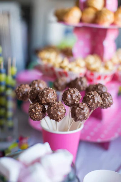 Bolos de chocolate na mesa de sobremesa de férias na festa de aniversário de crianças — Fotografia de Stock