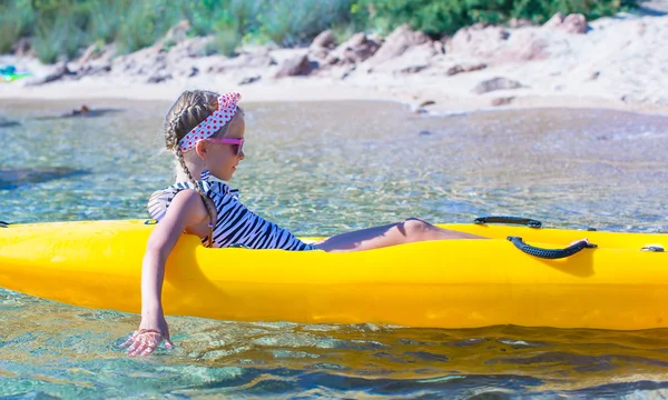 Pequeña chica linda valiente kayak en el mar azul claro —  Fotos de Stock