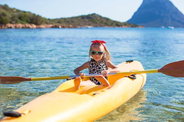 Kleine glückliche süße Mädchen genießen Kajak fahren im klaren blauen Meer — Stockfoto