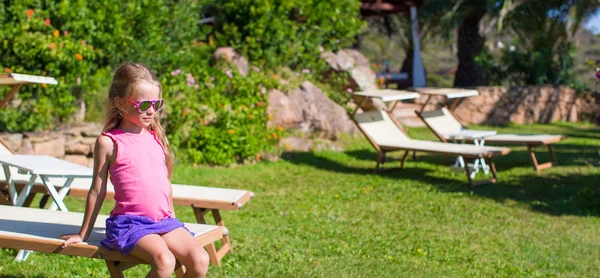 Adorable niña en la playa tumbona al aire libre — Foto de Stock