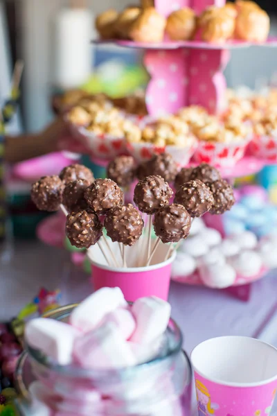 Chocolate cakepops and popcorn on dessert table at kid birthday party — Stock Photo, Image
