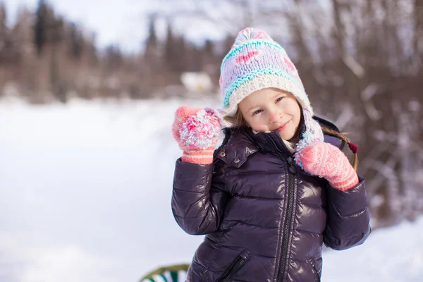 Retrato de la niña adorable en la nieve soleado día de invierno —  Fotos de Stock