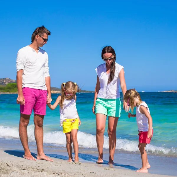 Glückliche vierköpfige Familie im Strandurlaub — Stockfoto