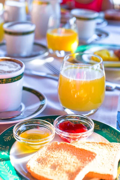 Gesundes Frühstück mit Toast, Marmelade und Saft auf dem Tisch in Außengastronomie — Stockfoto