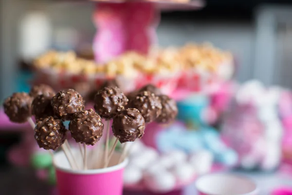 Sabroso pastel pops en la mesa de postres de vacaciones en la fiesta de cumpleaños de los niños — Foto de Stock