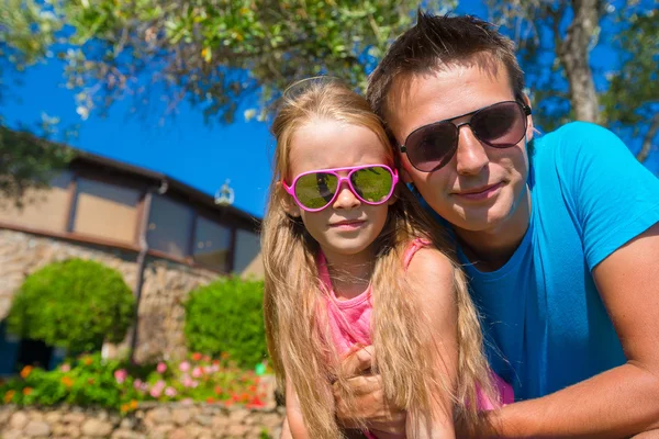 Retrato de padre e hija pequeña en vacaciones tropicales divirtiéndose al aire libre —  Fotos de Stock