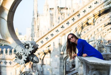 Çatıdaki duomo, milan, İtalya'nın üzerinde güzel bir kadın
