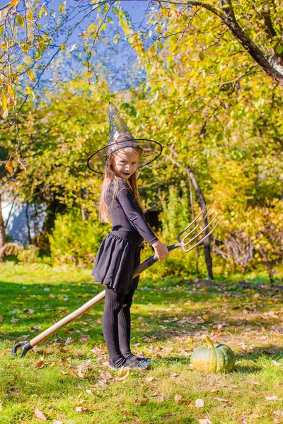 Menina feliz em traje de Halloween com jack pumpkin.Trick ou deleite — Fotografia de Stock