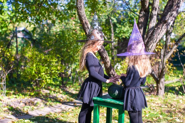 Meninas lançando um feitiço no Halloween em traje de bruxa — Fotografia de Stock