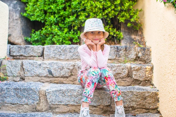 Entzückende kleine Mädchen haben Spaß — Stockfoto