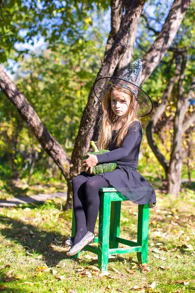 Entzückendes kleines Mädchen im Halloween-Kostüm mit Jack-Kürbis-Trick oder Leckerli — Stockfoto