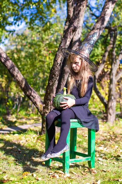 Pumpkin.trick ジャック ・ オア ・ トリートとハロウィーンの衣装で愛らしい少女 — ストック写真