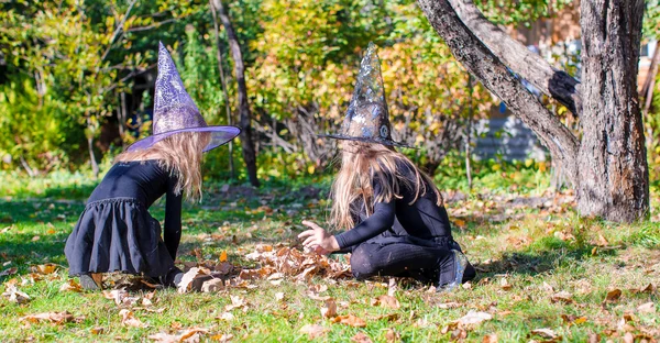 Rozkošné holčičky v čarodějnice kostým na halloween bavit — Stock fotografie