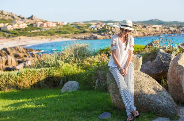 Young woman on the seashore during summer vacation — Stock Photo, Image