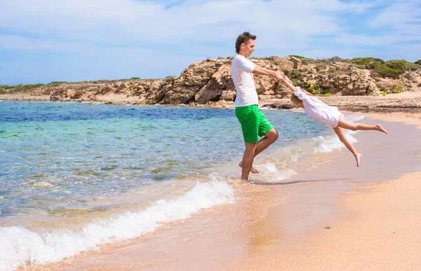 Счастливый отец и очаровательная маленькая дочь на пляже — стоковое фото
