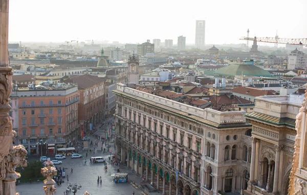 Krásný výhled ze střechy dómu katedrály, Milán, Itálie — Stock fotografie