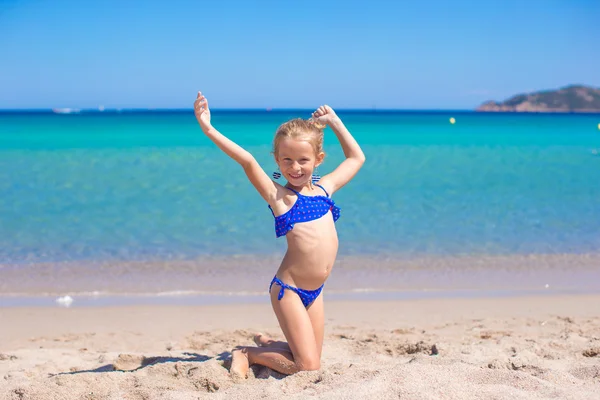 Bedårande liten flicka att göra hjulet på tropiska vit sandstrand — Stockfoto