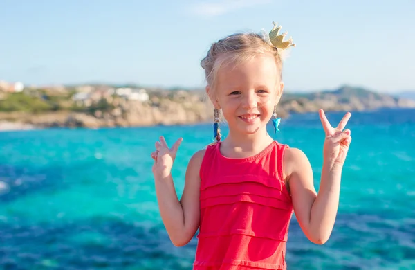 Adorable niña se divierten en la playa tropical —  Fotos de Stock