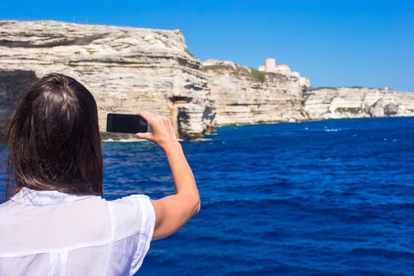 Girl taking pictures on a phone in Bonifacio, Corsica, France — Stock Photo, Image