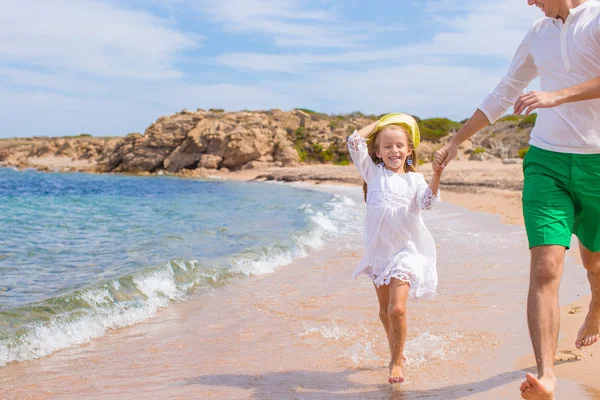 Šťastný otec a Rozkošná holčička venku během pláž dovolená — Stock fotografie