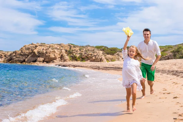 Mutlu baba ve sevimli küçük kız açık havada sırasında beach tatil — Stok fotoğraf