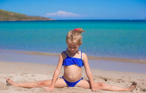 Aranyos kislány, hogy kerék, trópusi, fehér, homokos strandon — Stock Fotó