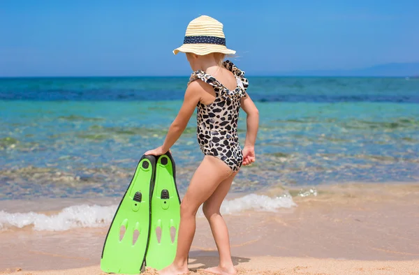 Bedårande liten flicka ha kul på tropical beach — Stockfoto