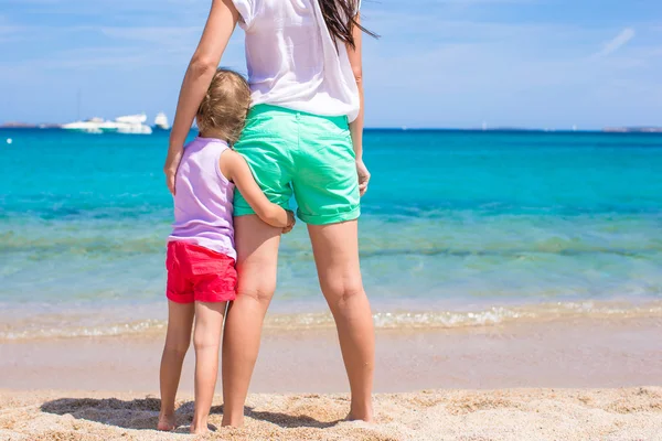 Joven madre y adorable hijita disfrutar de vacaciones de verano — Foto de Stock