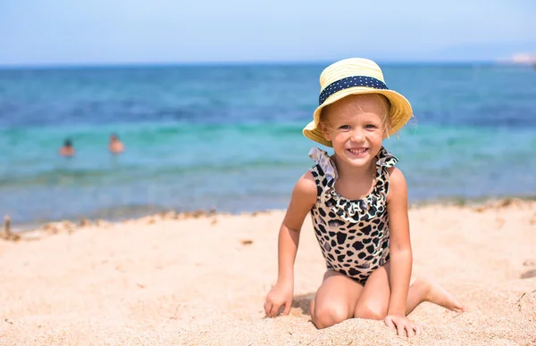 Adorable little girl have fun at tropical beach — Stock Photo, Image