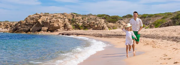 Feliz padre y adorable niña al aire libre durante las vacaciones en la playa — Foto de Stock