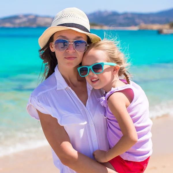 Young mother and adorable little daughter enjoy summer vacation — Stock Photo, Image