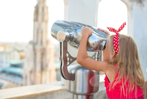 Menina adorável no telhado de Duomo, Milão, Itália — Fotografia de Stock