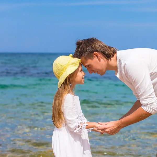 Lycklig far och bedårande liten flicka utomhus under strandsemester — Stockfoto