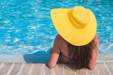 genç güzel kadın havuzda tatil keyfi