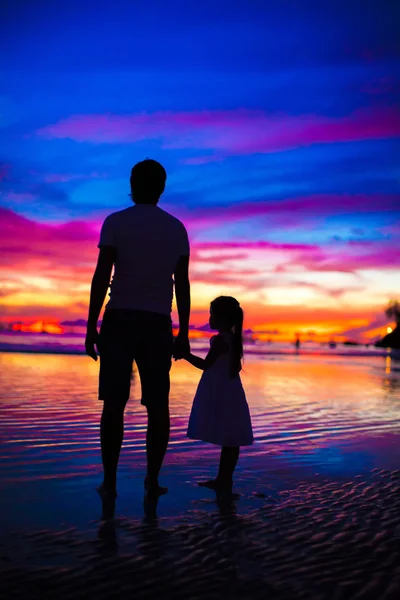 Siluetas de padre e hija al atardecer en la playa de Boracay —  Fotos de Stock