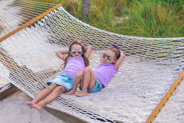 Petites filles douces se détendre dans l'hamac pendant les vacances d'été — Photo